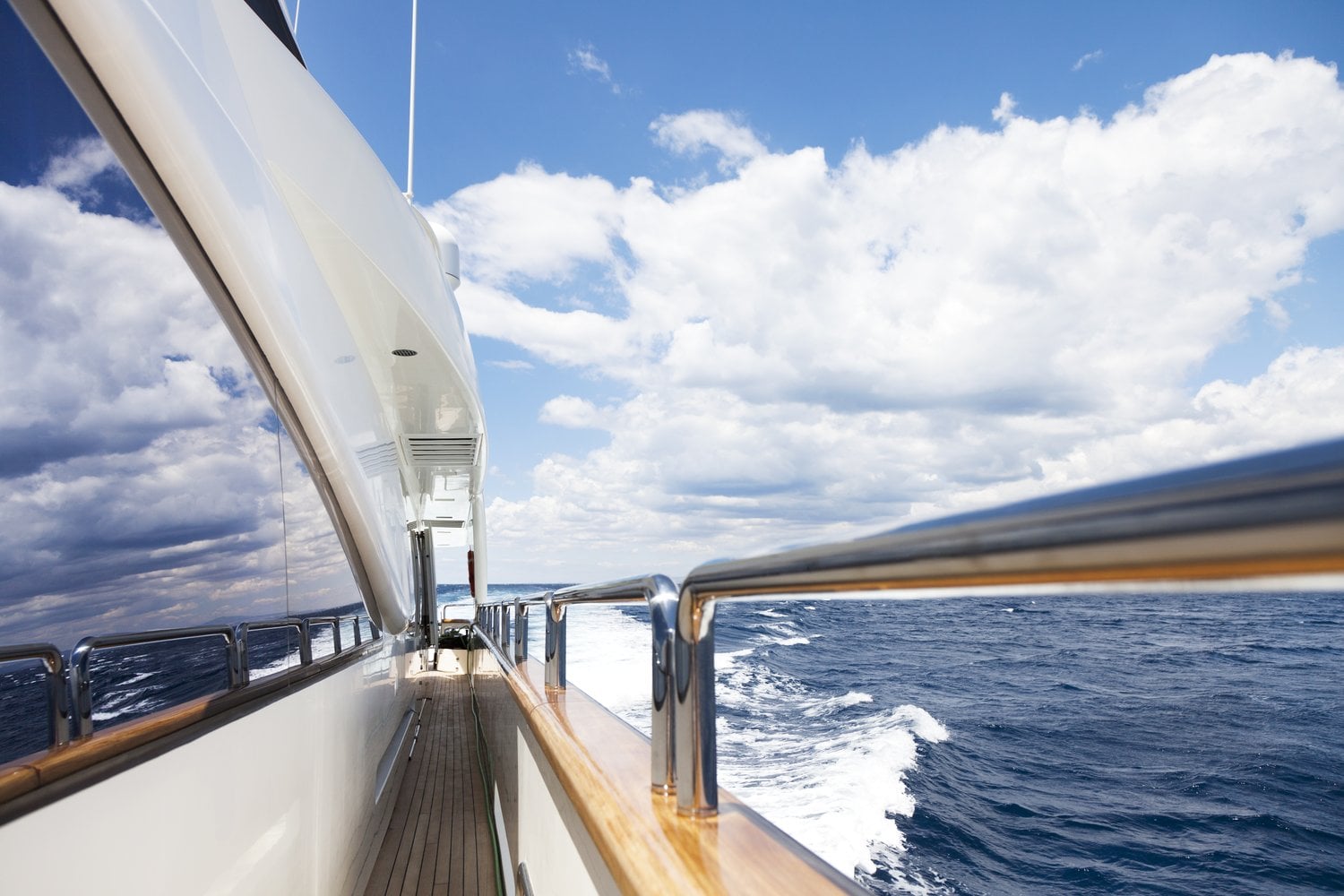 Edelstahl-Superfinish an der Reling einer Hochsee-Superyacht